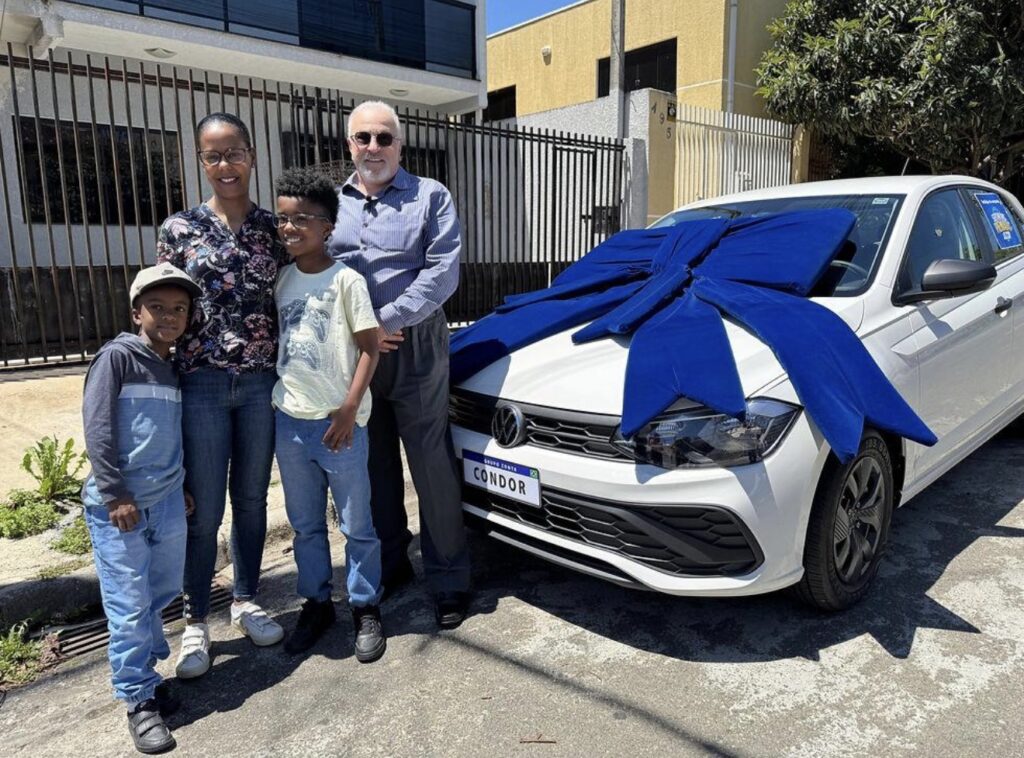A FELICIDADE DE GANHAR UM CARRO ZERO QUILÔMETRO