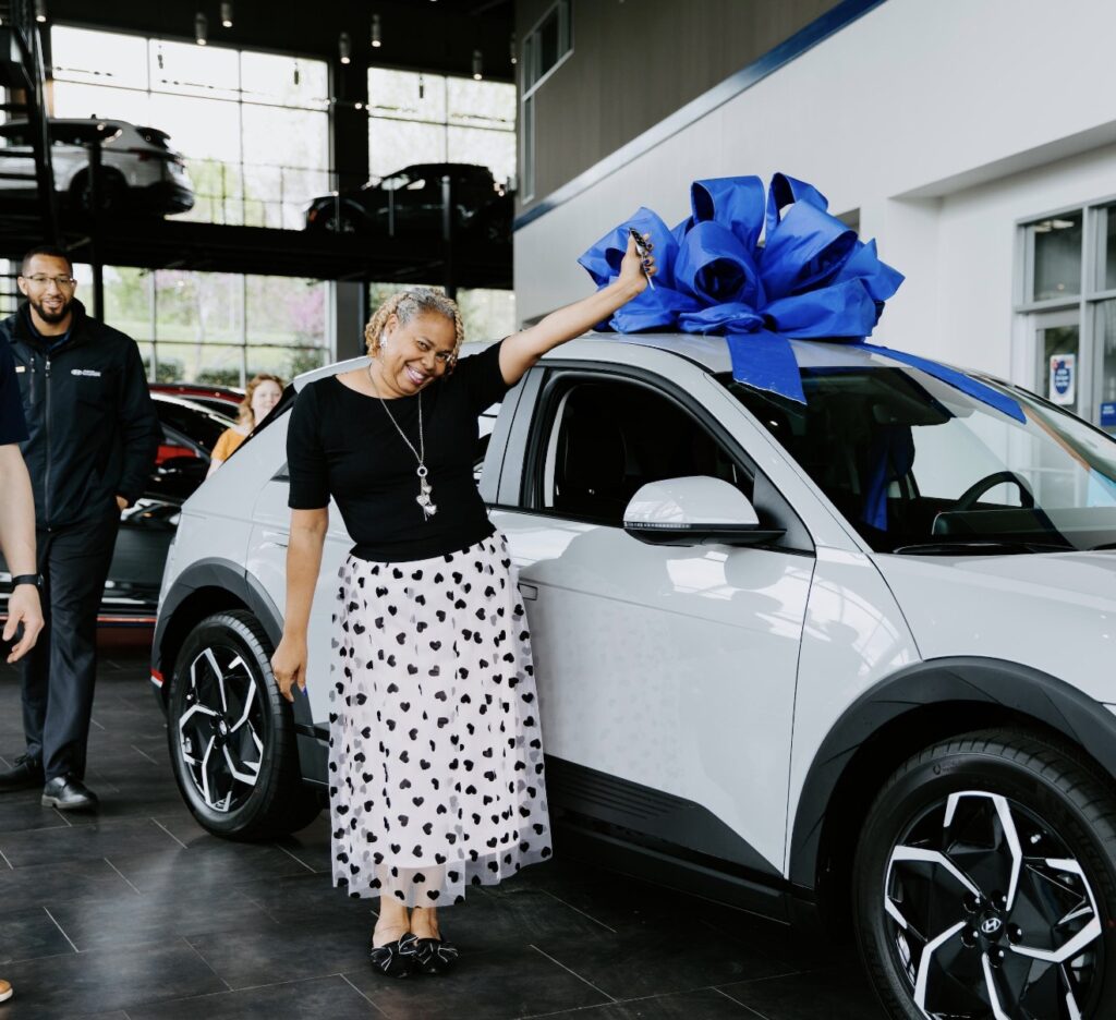 Imagine receber uma notícia inesperada, ouvir seu nome e descobrir que aquele carro novinho, brilhando, esperando por você, agora pode fazer parte da sua vida. 😍🚗