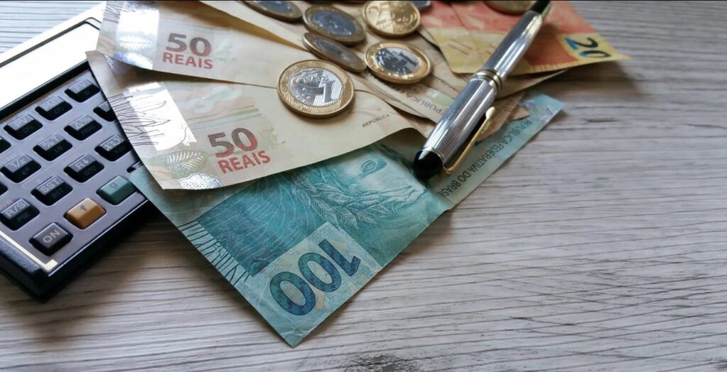 Milhões de brasileiros podem ter valores disponíveis em bancos, consórcios e outras instituições financeiras sem saber. Consulta é gratuita e pode ser feita pela internet. Milhões de brasileiros ainda têm dinheiro parado em bancos e outras instituições financeiras. Muitas pessoas nem imaginam que podem ter algum valor disponível para receber, seja de uma conta antiga, de um consórcio encerrado ou até mesmo de uma cobrança feita indevidamente.